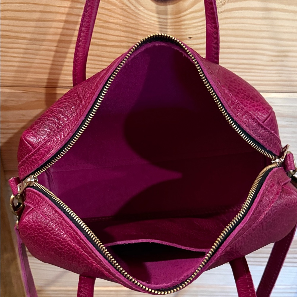 Elegant Pink Leather Handbag - Picture 4 of 4